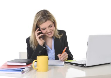 cep telefonu üzerinde ofis bilgisayar masası konuşurken çalışan mutlu Beyaz sarışın kadın