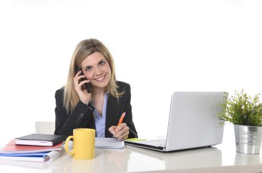 cep telefonu üzerinde ofis bilgisayar masası konuşurken çalışan mutlu Beyaz sarışın kadın