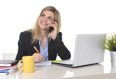 cep telefonu üzerinde ofis bilgisayar masası konuşurken çalışan mutlu Beyaz sarışın kadın
