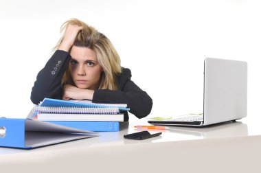 Office bilgisayar Resepsiyon yükte evrak ve çalışma stres genç güzel iş kadını