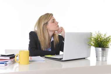 genç güzel iş kadını ofiste hayal kırıklığına uğramış ve üzgün çalışma stres