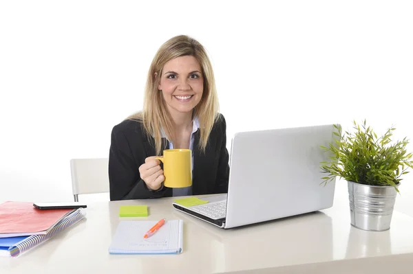 Gelukkig blond zakenvrouw, werken op computer laptop met koffiekopje — Stockfoto