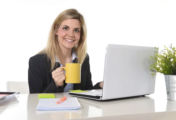 Gelukkig blond zakenvrouw, werken op computer laptop met koffiekopje — Stockfoto