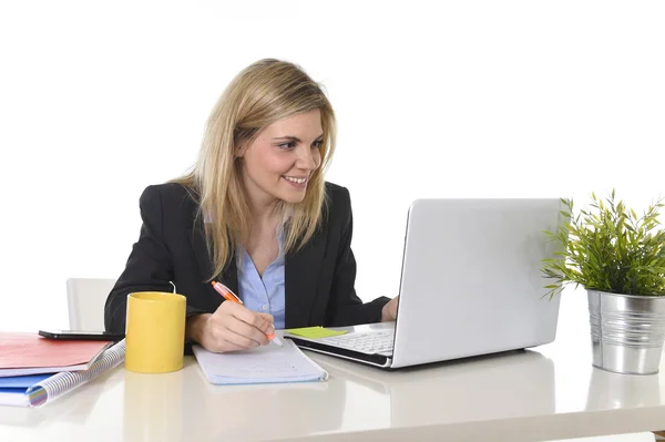 현대 사무실 책상에서 노트북 컴퓨터에서 작업 하는 행복 한 백인 금발 비즈니스 여자 — 스톡 사진