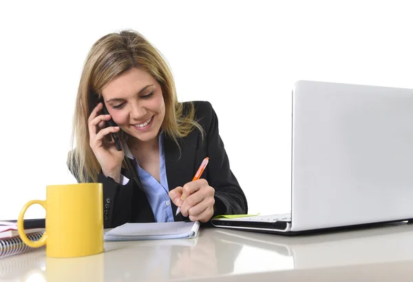 Cep telefonu üzerinde konuşurken çalışan mutlu Beyaz sarışın kadın — Stok fotoğraf