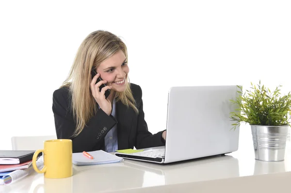 Heureux caucasien blond entreprise femme de travail parler sur téléphone mobile au bureau ordinateur bureau — Photo