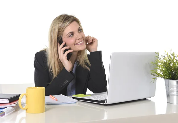 Heureux caucasien blond entreprise femme de travail parler sur téléphone mobile au bureau ordinateur bureau — Photo