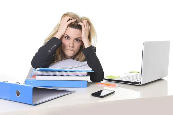 Ung vacker affärskvinna lider stress arbetar på kontor dator skrivbord massa pappersarbete — Stockfoto