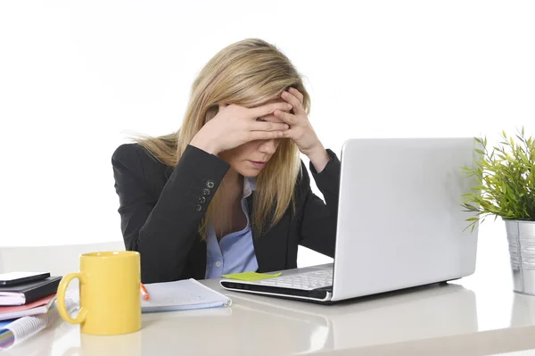 Ung vacker affärskvinna lider stress arbetar på kontor frustrerad och ledsen — Stockfoto