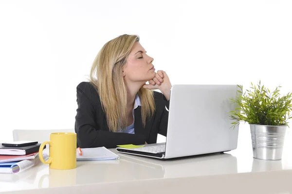 Jeune belle femme d'affaires souffrant de stress de travail au bureau frustré et triste — Photo