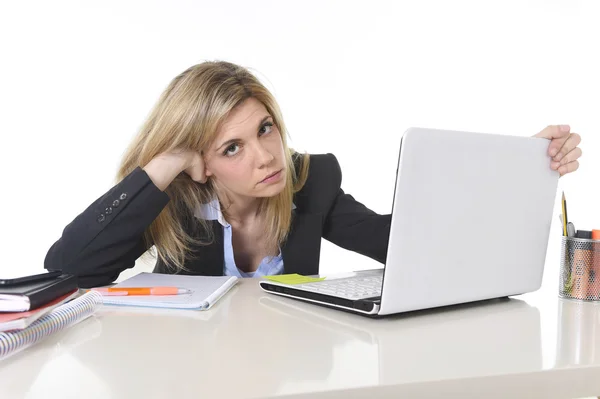 Giovane bella donna d'affari che soffre di stress lavorando in ufficio frustrato e triste — Foto Stock