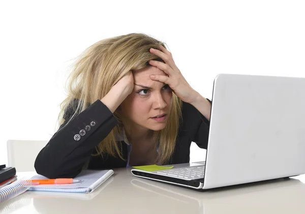 Jeune belle femme d'affaires souffrant de stress de travail au bureau frustré et triste — Photo