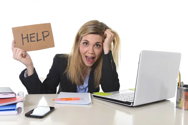 Ung vacker affärskvinna lider stress arbetar på kontor ber om hjälp känslan trött — Stockfoto