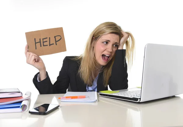 Молодая красивая деловая женщина страдает стрессом, работая в офисе, прося помощи, чувствуя усталость — стоковое фото