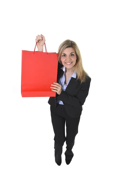 Joven feliz hermosa mujer en traje de negocios en la expresión de la cara excitada sosteniendo bolsa de compras roja —  Fotos de Stock