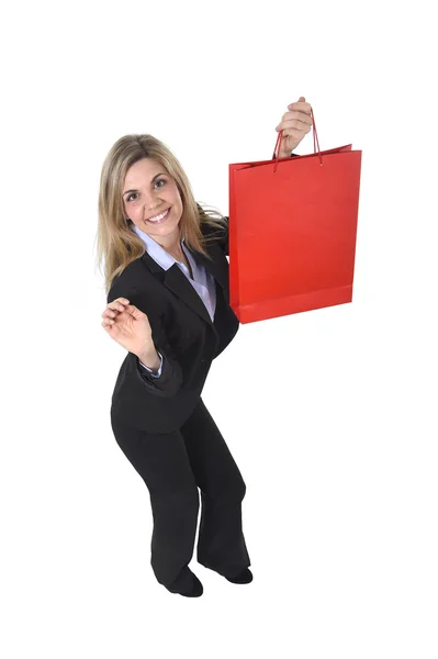 Jonge gelukkig mooie vrouw in bedrijf passen in opgewonden gezicht expressie holding rode boodschappentas — Stockfoto