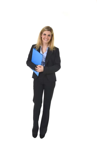 Retrato corporativo joven feliz empresaria sosteniendo carpeta posando confiado sonriente y relajado — Foto de Stock