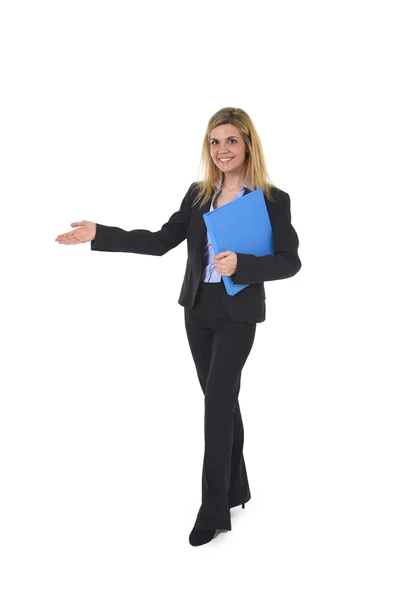 Retrato corporativo joven atractiva mujer de negocios feliz posando confiado sonriente y relajado — Foto de Stock