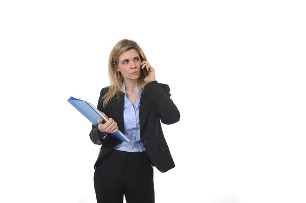 Empresária falando no telefone celular segurando pasta de escritório e caneta olhando ocupado e preocupado — Fotografia de Stock