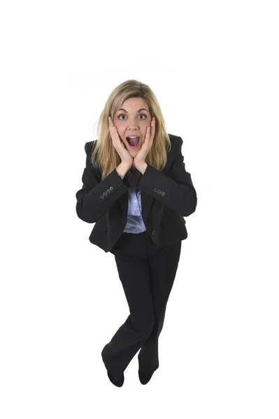 Attraktive und glückliche Geschäftsfrau posiert aufgeregt lächelnd überrascht im Schock — Stockfoto