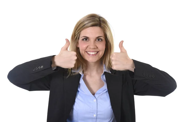 Корпоративный портрет молодая привлекательная счастливая деловая женщина позирует уверенно улыбаясь и расслабляясь — стоковое фото