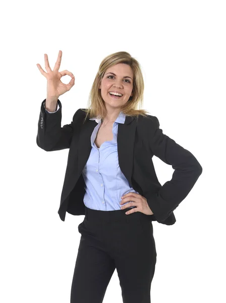 Retrato corporativo joven atractiva mujer de negocios feliz posando confiado sonriente y relajado —  Fotos de Stock