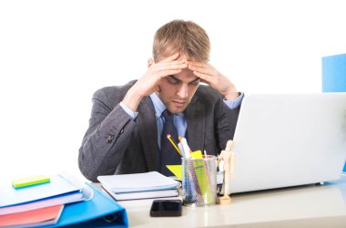Genç overworked ve işadamı stres ve baş ağrısı acı bunalmış