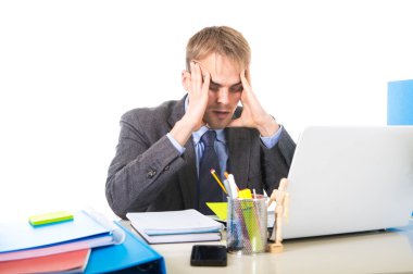 Genç overworked ve işadamı stres ve baş ağrısı acı bunalmış