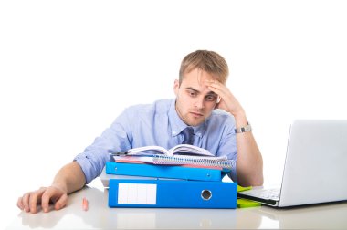 bitkin ve depresif office klasörünü eğilerek stres genç overworked ve bunalmış işadamı