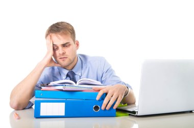 bitkin ve depresif office klasörünü eğilerek stres genç overworked ve bunalmış işadamı
