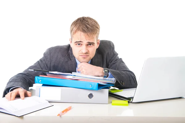 Giovane uomo d'affari oberato di lavoro e sopraffatto dallo stress appoggiato sulla cartella dell'ufficio esausto e depresso — Foto Stock
