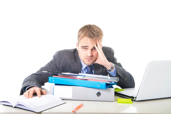 Junge überarbeitete und überforderte Geschäftsleute im Stress, die sich erschöpft und deprimiert auf Büroordner lehnen — Stockfoto