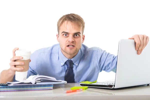 Koffie junkie zakenman houden weg cup nemen op zoek met gekke ogen en grappige gezicht expressie overwerkt — Stockfoto