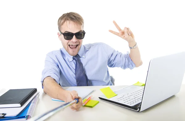 Homme d'affaires en chemise et cravate assis au bureau ordinateur tenant selfie stick tir autoportrait photo — Photo