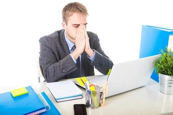 Jonge overwerkt en overweldigd zakenman die betrekking hebben op zijn gezicht te lijden aan stress en hoofdpijn — Stockfoto