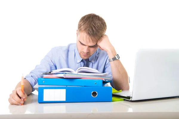 Giovane uomo d'affari oberato di lavoro e sopraffatto dallo stress appoggiato sulla cartella dell'ufficio esausto e depresso — Foto Stock