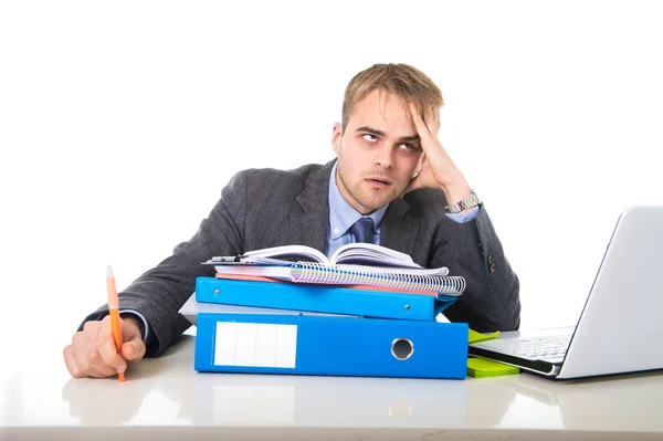 Junge überarbeitete und überforderte Geschäftsleute im Stress, die sich erschöpft und deprimiert auf Büroordner lehnen — Stockfoto