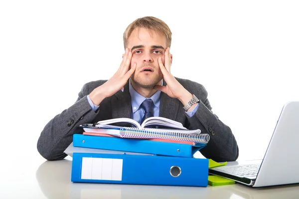 Jonge overwerkte en overweldigd zakenman leunend op de map office uitgeput en gedeprimeerd stress — Stockfoto