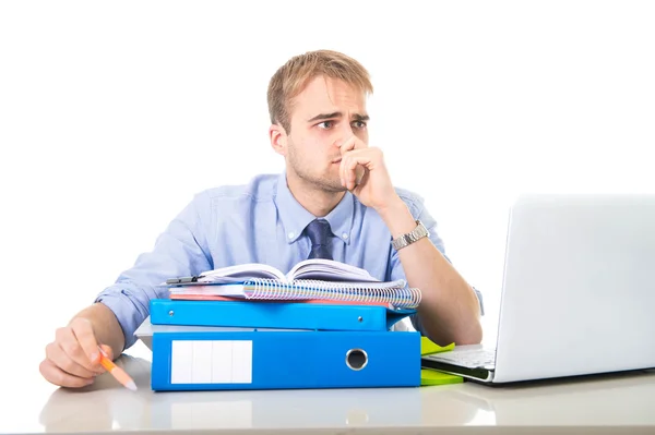 Jonge overwerkte en overweldigd zakenman leunend op de map office uitgeput en gedeprimeerd stress — Stockfoto