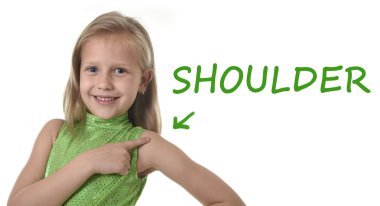 sevimli küçük kız okulda İngilizce kelime öğrenme vücut parçaları onun omzundan işaret
