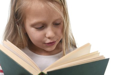 Genç tatlı küçük 6 ya da 7 yaşında sarı saçlı kız meraklı ve hayran arıyorsunuz bir kitap okuma