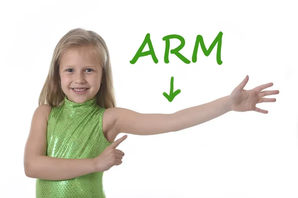 学校で英単語学習の体の部分で彼女の腕を指しているかわいい女の子 — ストック写真