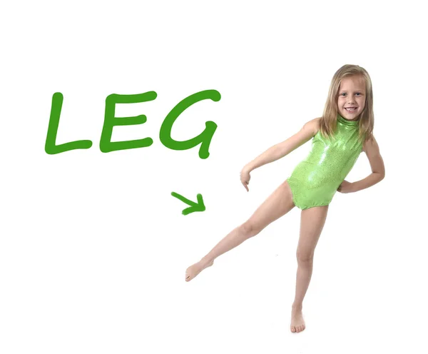 Cute Little Girl wskazując nogę w części ciała Nauka angielskiego słowa w szkole — Zdjęcie stockowe