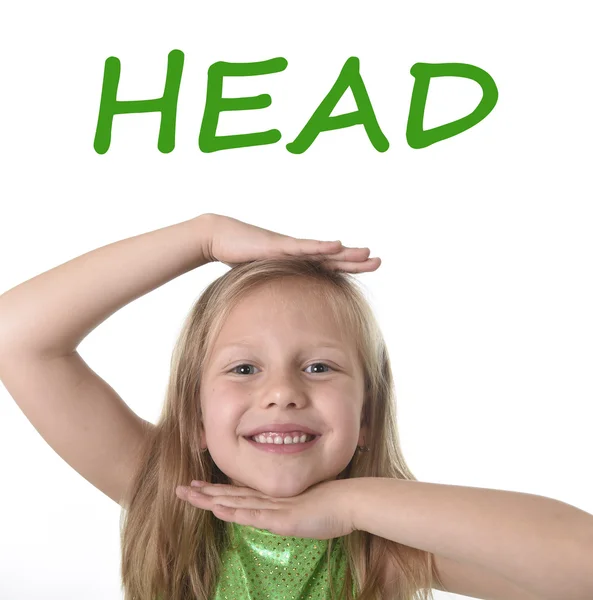 Menina bonito mostrando cabeça em partes do corpo aprendendo palavras em inglês na escola — Fotografia de Stock
