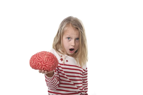 Молодая красивая девочка 6-8 лет, играющая с резиновым мозгом, получая удовольствие от изучения научной концепции — стоковое фото