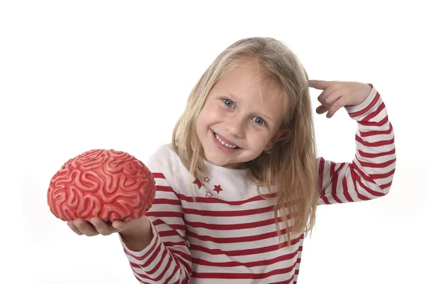 Giovane bella ragazza dai 6 agli 8 anni che gioca con il cervello di gomma divertendosi imparando il concetto di scienza — Foto Stock