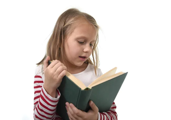 Jovem doce pouco 6 ou 7 anos com cabelo loiro menina lendo um livro olhando curioso e fascinado — Fotografia de Stock