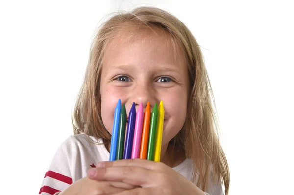 Piękna dziewczynka gospodarstwa multicolor kredki zestaw w koncepcja edukacji dzieci w wieku szkolnym — Zdjęcie stockowe