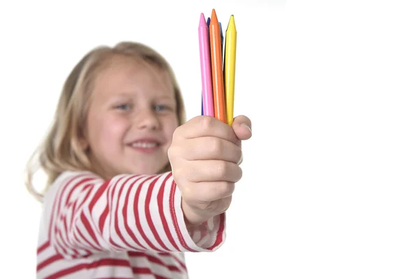 Krásná holčička drží barevné pastelky sada v umění školní vzdělávací koncepce — Stock fotografie