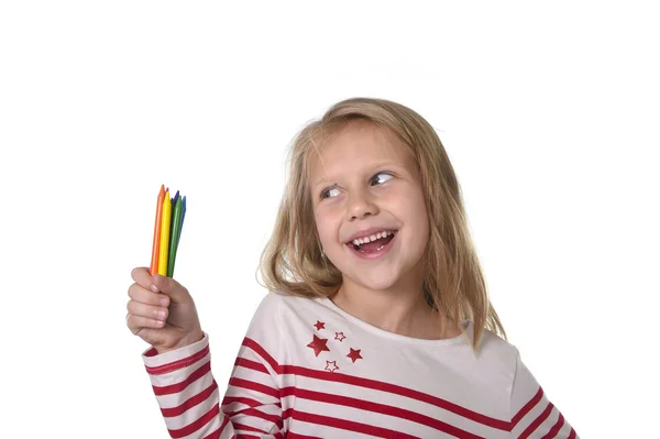 Mooi meisje houden multicolor kleurpotloden set in art school kinderen onderwijs concept — Stockfoto